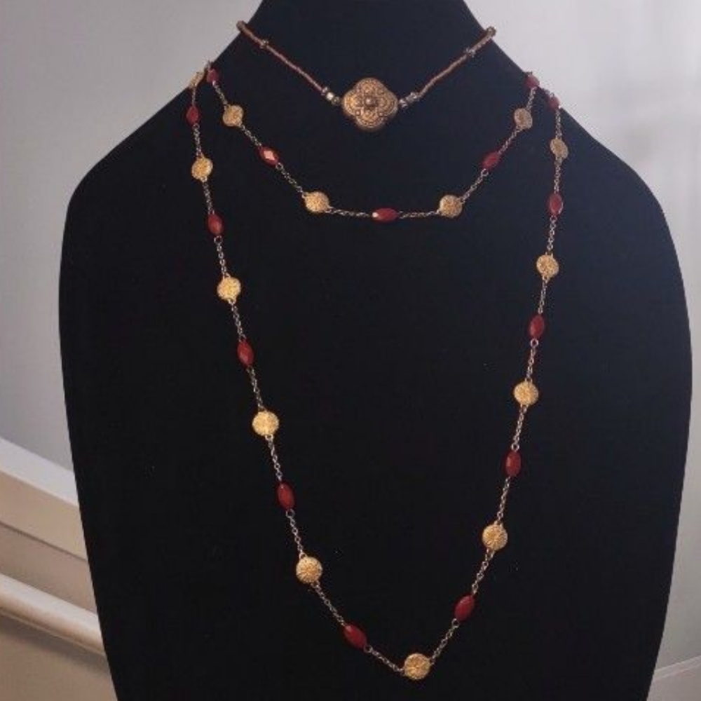 Ornate vintage lucite medallion choker necklace - Picture 2 of 7